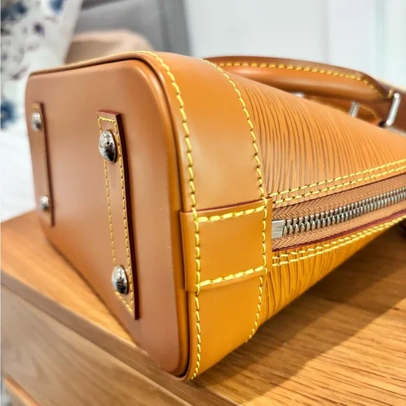 Louis Vuitton Alma BB Epi Leather with Strap - Picture 5 of 9